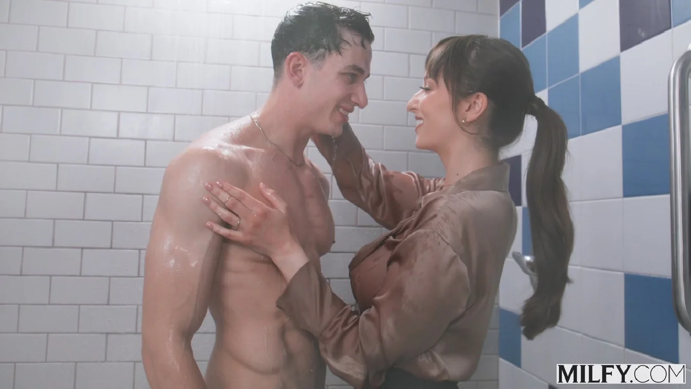 Milfy Lexi Luna Naughty MILF Lexi Seduces Young Stud In Shower XXX
